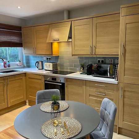 2 Bedroom Apartment Chiswick Park Tube Station Londra Exterior foto
