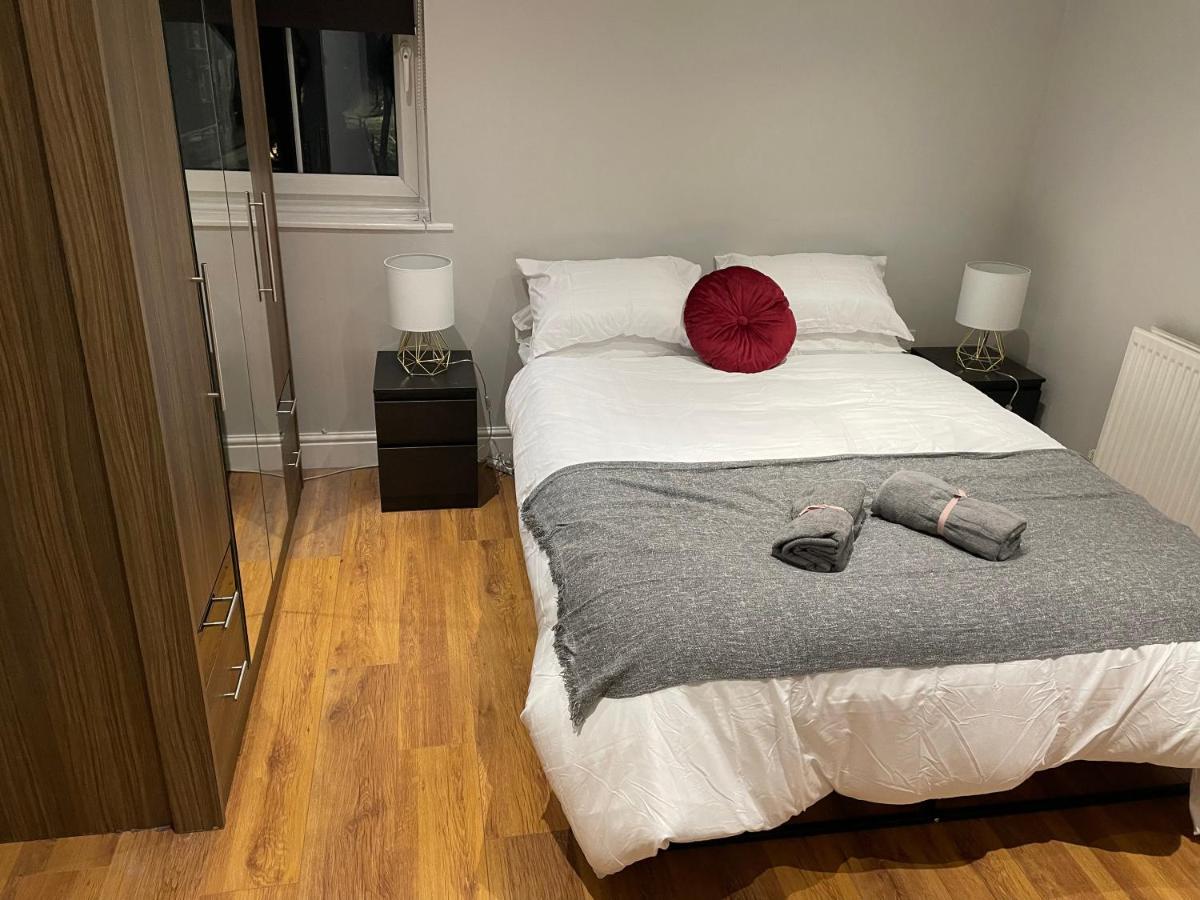 2 Bedroom Apartment Chiswick Park Tube Station Londra Exterior foto