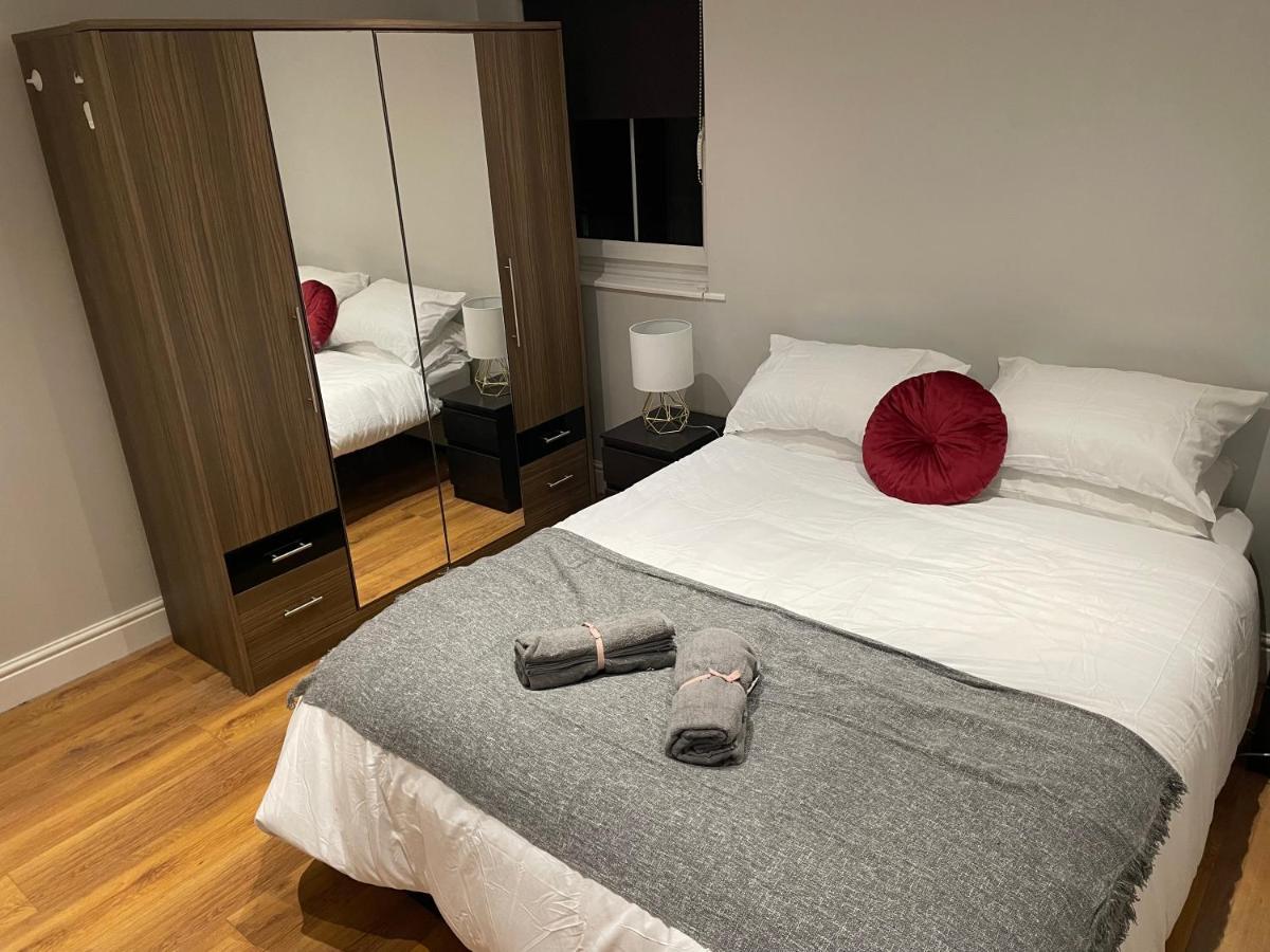2 Bedroom Apartment Chiswick Park Tube Station Londra Exterior foto