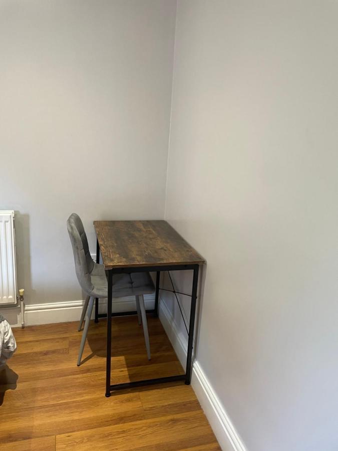 2 Bedroom Apartment Chiswick Park Tube Station Londra Exterior foto