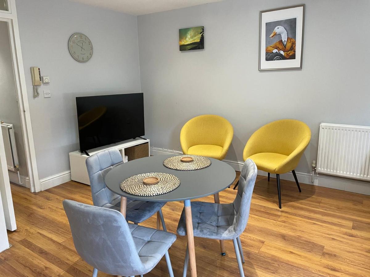 2 Bedroom Apartment Chiswick Park Tube Station Londra Exterior foto