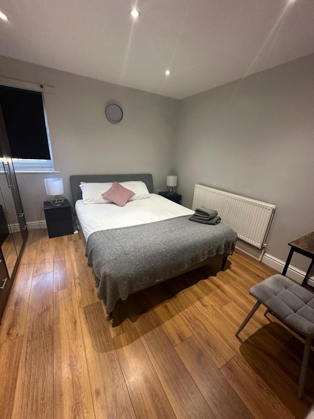 2 Bedroom Apartment Chiswick Park Tube Station Londra Exterior foto